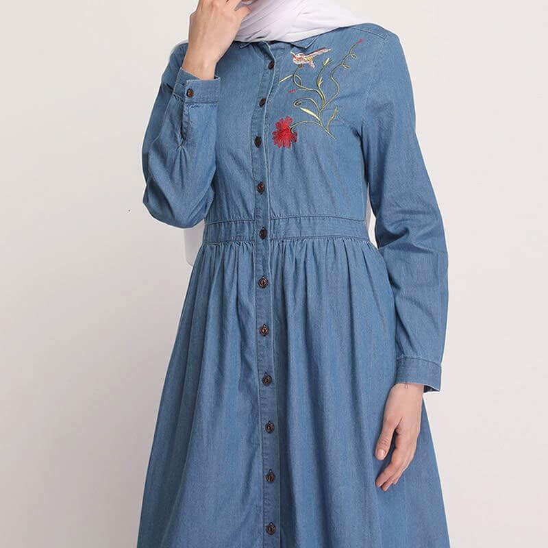 detail-robe-longue-en-jean-brodée-muslim-mine